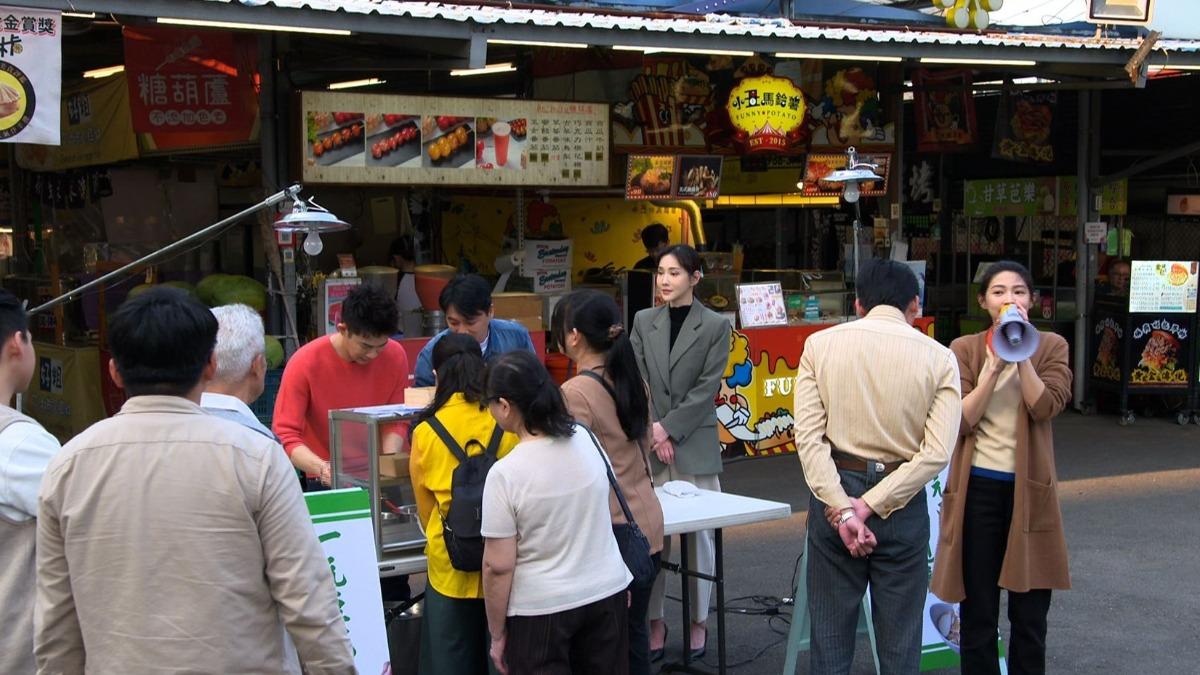 《豆腐媽媽》演員群到夜市賣豆花。(圖/民視提供)
