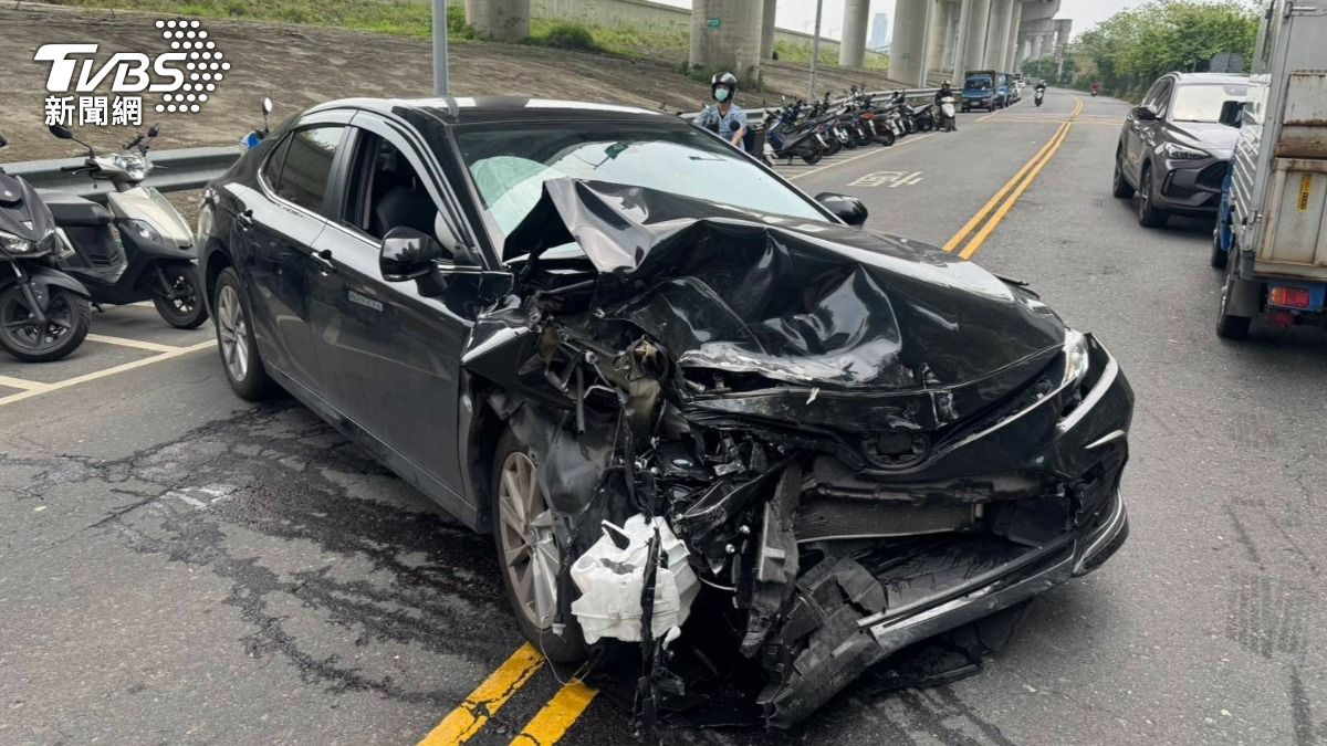 快訊/五股警匪追逐!犯嫌拒捕瘋狂衝撞 刑大偵防車頭全毀