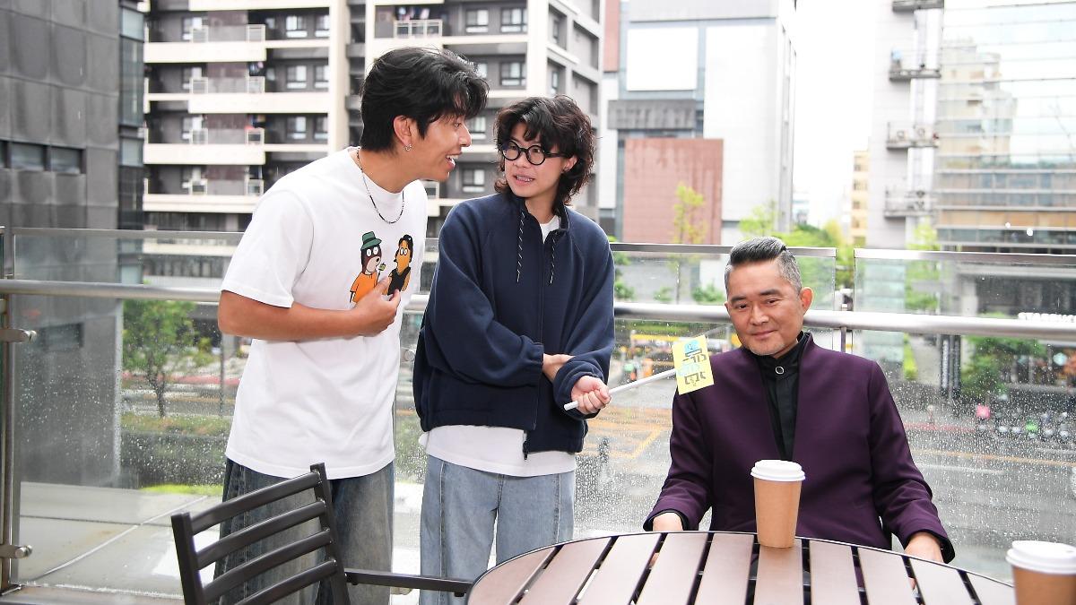 江國賓(右)開心與年輕人互動。(圖/三立提供)