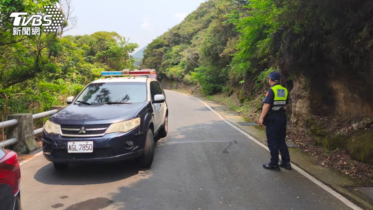 道路一度封閉，警方於現場疏導交通。（圖／TVBS）