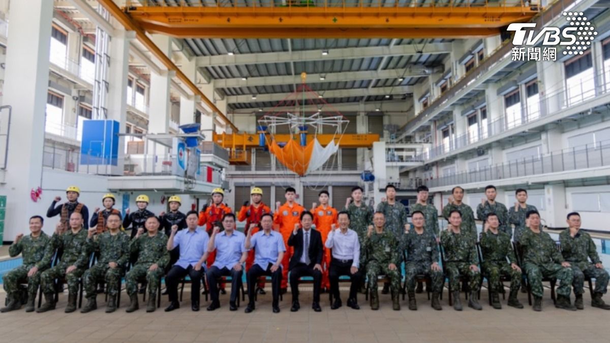 賴清德今日在國防部長顧立雄、陸軍司令呂坤修、政戰局長史順文等人陪同下,前往高雄陸軍步兵訓練指揮部及飛訓部國軍空勤人員求生訓練中心。(圖/總統府提供)