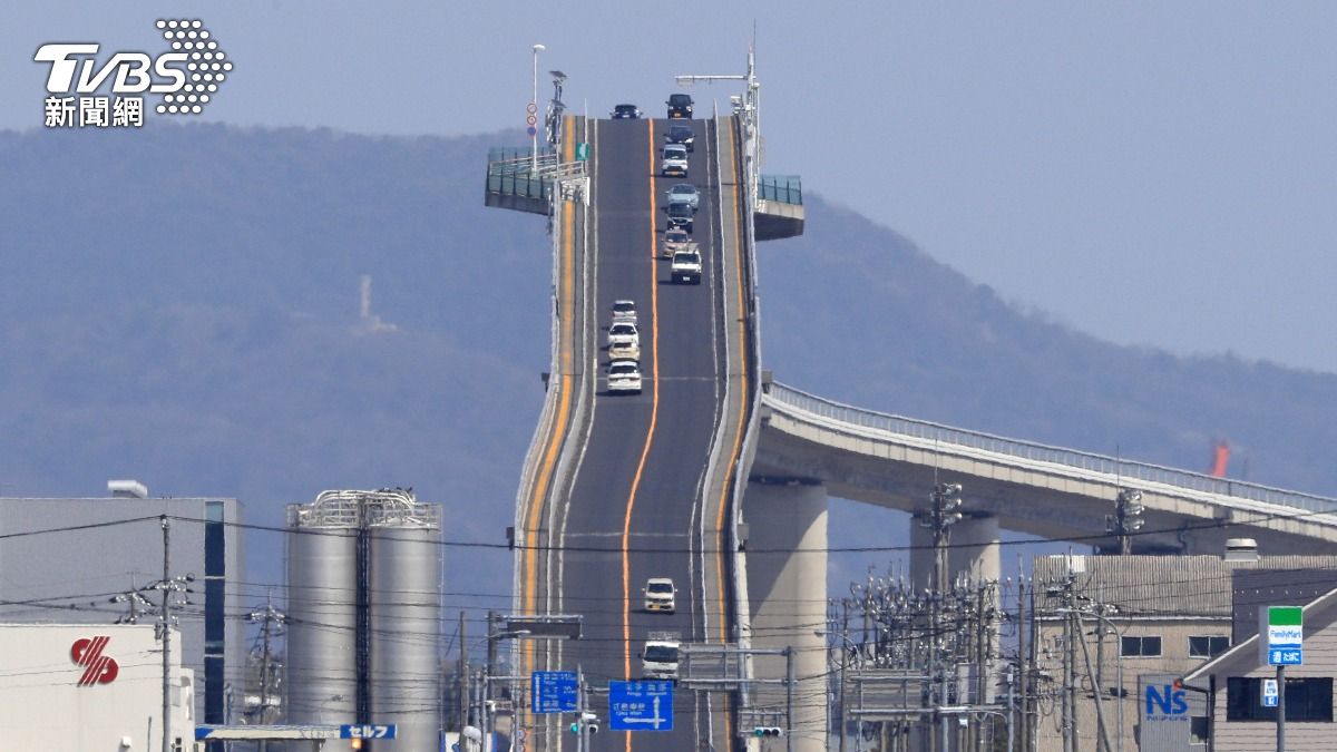 日本「江島大橋」90度垂直奇景爆紅。（圖／達志影像美聯社）