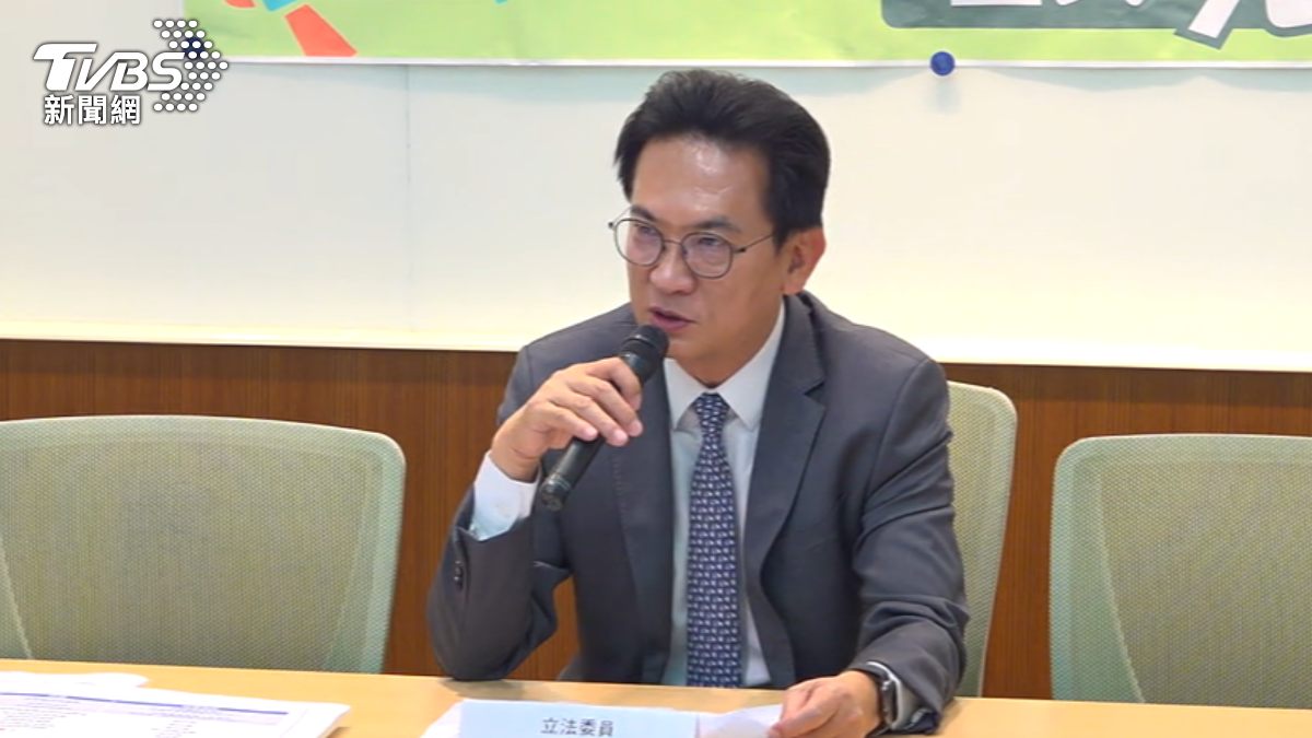 民進黨立委林俊憲召開記者會,點出多項專線對非中華電信用戶收費的問題。(圖/TVBS)
