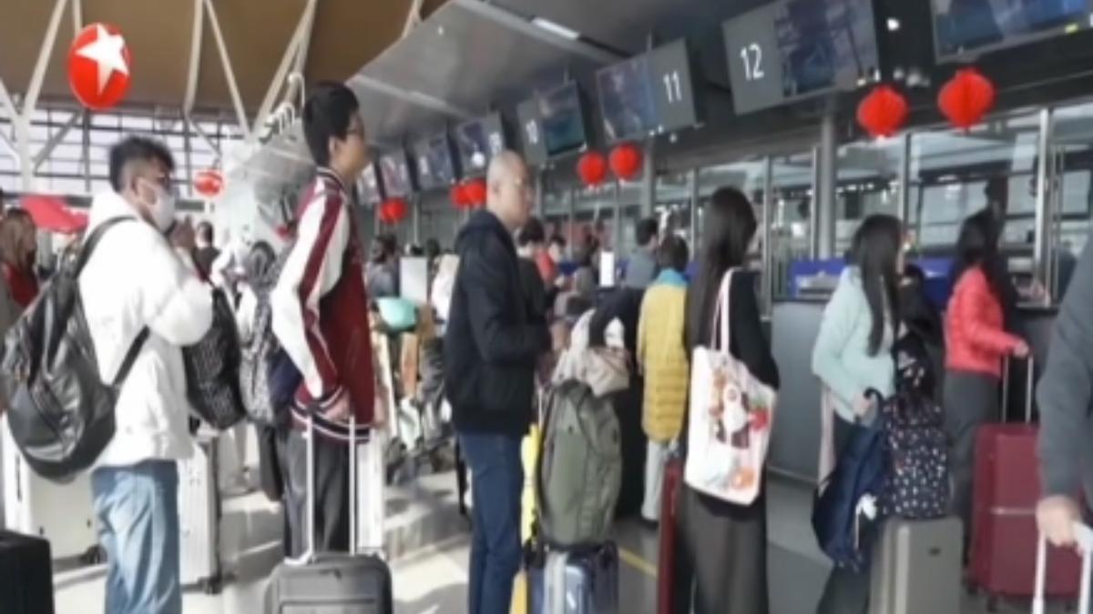 受到國際油價大漲影響,大陸國籍航空被迫大規模取消直飛航班,尤其是飛往澳洲和東南亞的更是重災區。(圖/上海東方衛視)
