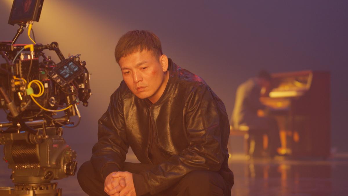 春風演唱片尾曲〈我愛你,再見〉,阿斌大讚他唱腔難以取代。(圖/英傑哆影業提供)