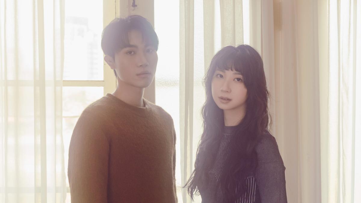 許瓊文(右)和魏祺修邊看《後宮甄嬛傳》邊寫新歌。(圖/Soundscape提供)