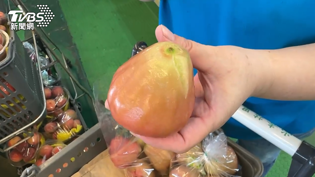 其他店家表示,氣溫劇烈變化時,蓮霧經常會出現裂果情形,研判是運送過程中封箱升溫,才導致品質生變。(圖/TVBS)