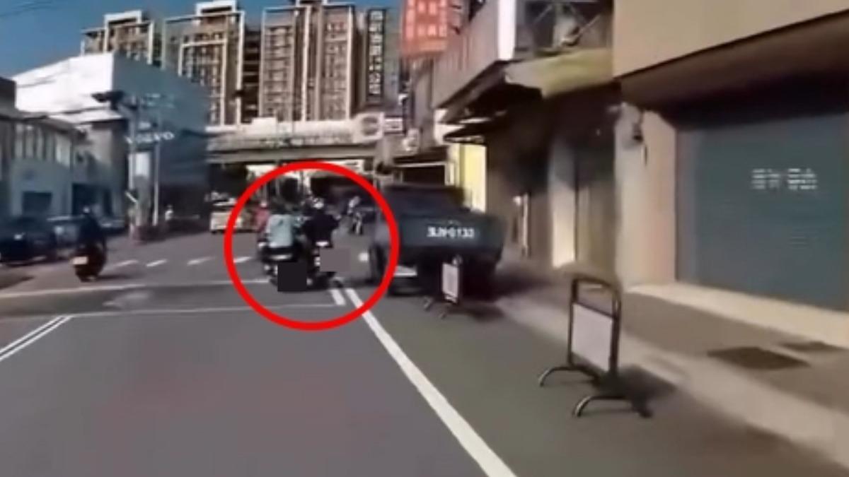 騎士目睹前方兩輛車發生碰撞，明明自己只是經過，卻遭指認車牌。（圖／翻攝Threads）