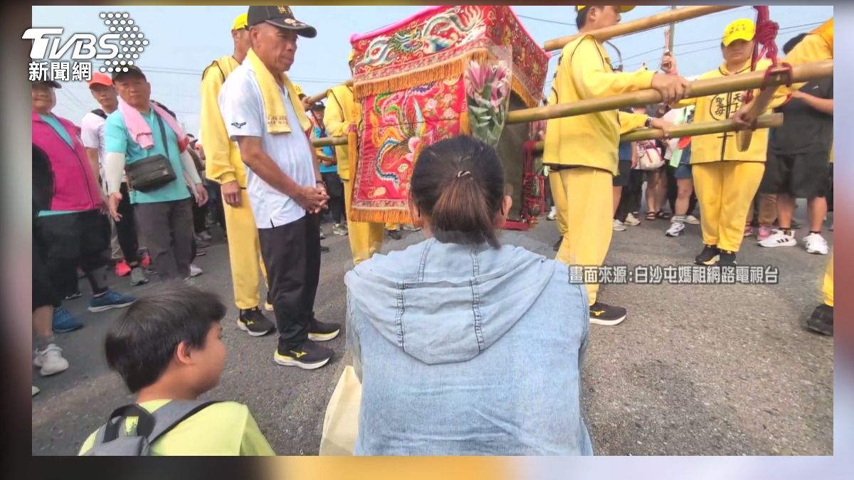 白沙屯媽祖駐足5分鐘！女跪地淚求「救救哥哥」場面揪心
