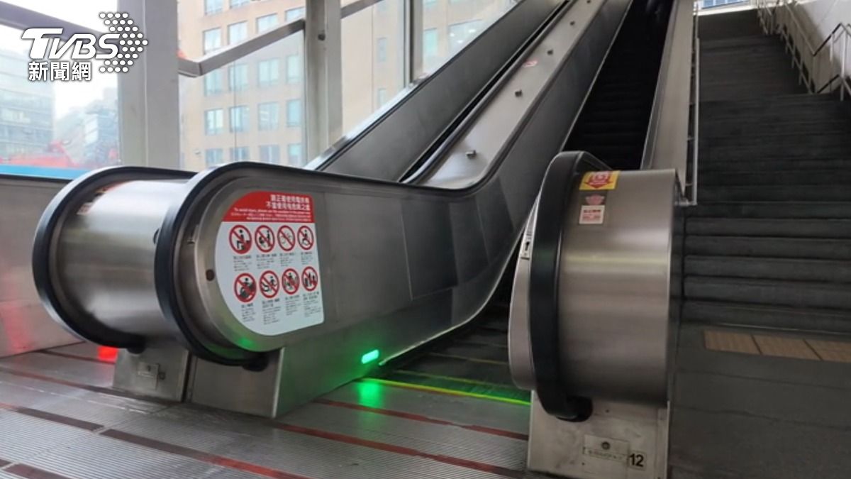 捷運電扶梯的怠速設計,也是讓民眾有足夠反應時間可以站穩。(圖/TVBS)