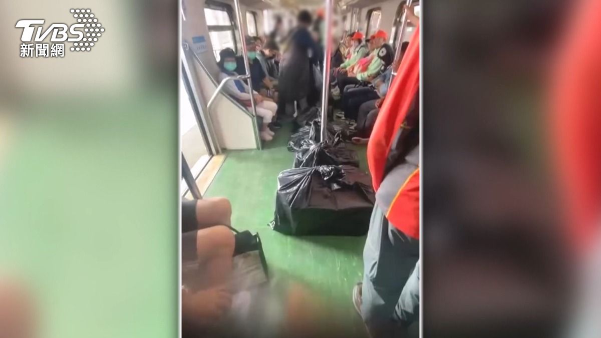 一名女子在台鐵員林站搭乘區間車時，竟攜帶8袋黑色塑膠袋貨物上車，物品堆滿走道引發乘客不滿！