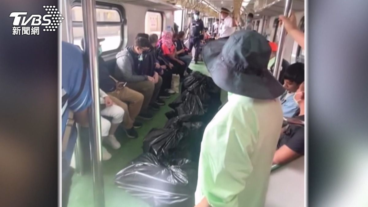 一名女子在台鐵員林站搭乘區間車時，竟攜帶8袋黑色塑膠袋貨物上車，物品堆滿走道引發乘客不滿！