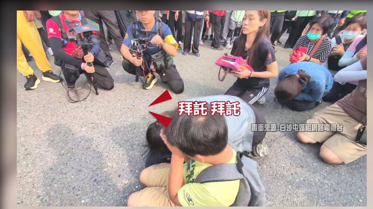 女跪地淚求「救救哥哥」場面揪心,白沙屯媽祖駐足5分鐘!(畫面翻攝白沙屯媽祖網路電視台)