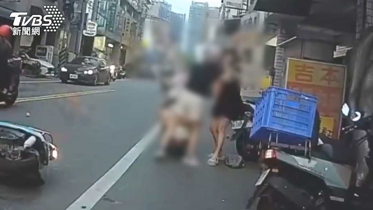 女騎士疑似行車糾紛不但起口角還疑似逼車害摔，當著幼童的面互相拉扯（圖/ＴＶＢＳ）