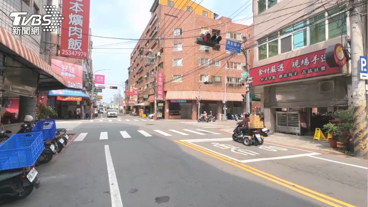 女騎士疑似行車糾紛不但起口角還疑似逼車害摔，當著幼童的面互相拉扯（圖/ＴＶＢＳ）