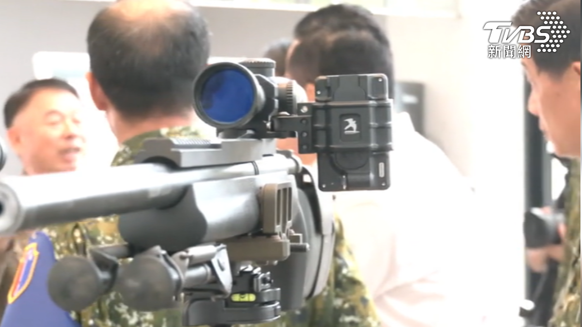 國軍展示全球最先進的新型彈道計算機,大幅提升狙擊準確度。(圖/TVBS)