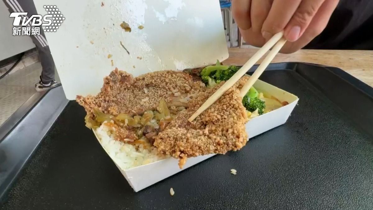 便當價格的變化最讓民眾有感,一份排骨飯已超過百元,甚至有民眾覺得不只價格上漲,就連食材都縮水。(圖/TVBS)