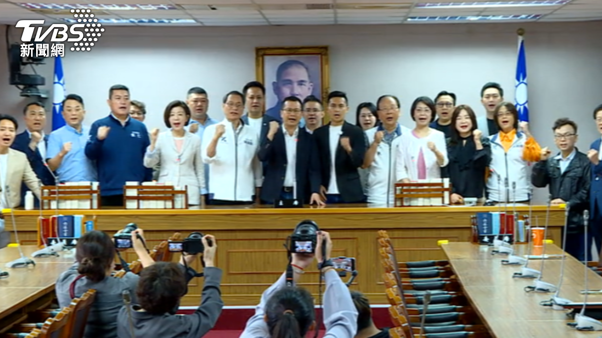 國民黨近３０名立委在立法院集結，高喊口號力挺何元楷。（圖／TVBS）