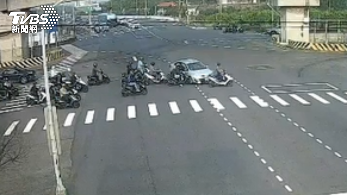 台南新化區，省道台20線跟台39線路口，17日發生一起誇張車禍，無照女闖紅燈撞3車，自稱考照6次沒過，為了看出車禍的兒子，才會冒險上路。（圖／TVBS）