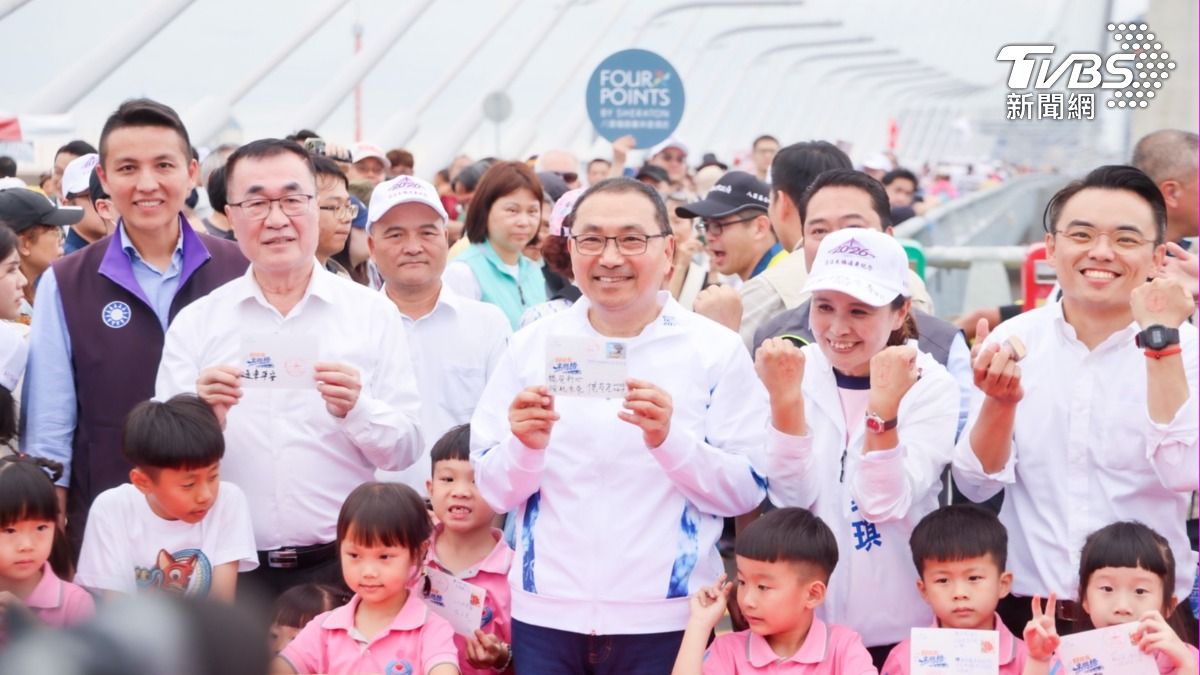 受到各界高度關注的北台灣重大交通建設「淡江大橋」,即將於5月12日正式通車,新北市政府於今(17)日舉辦「淡水八里.橋見未來」參訪活動。(圖/新北市府提供)