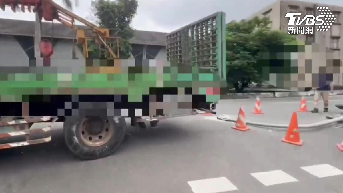 有吊車突然滑行,撞斷一整根燈桿。(圖/TVBS)