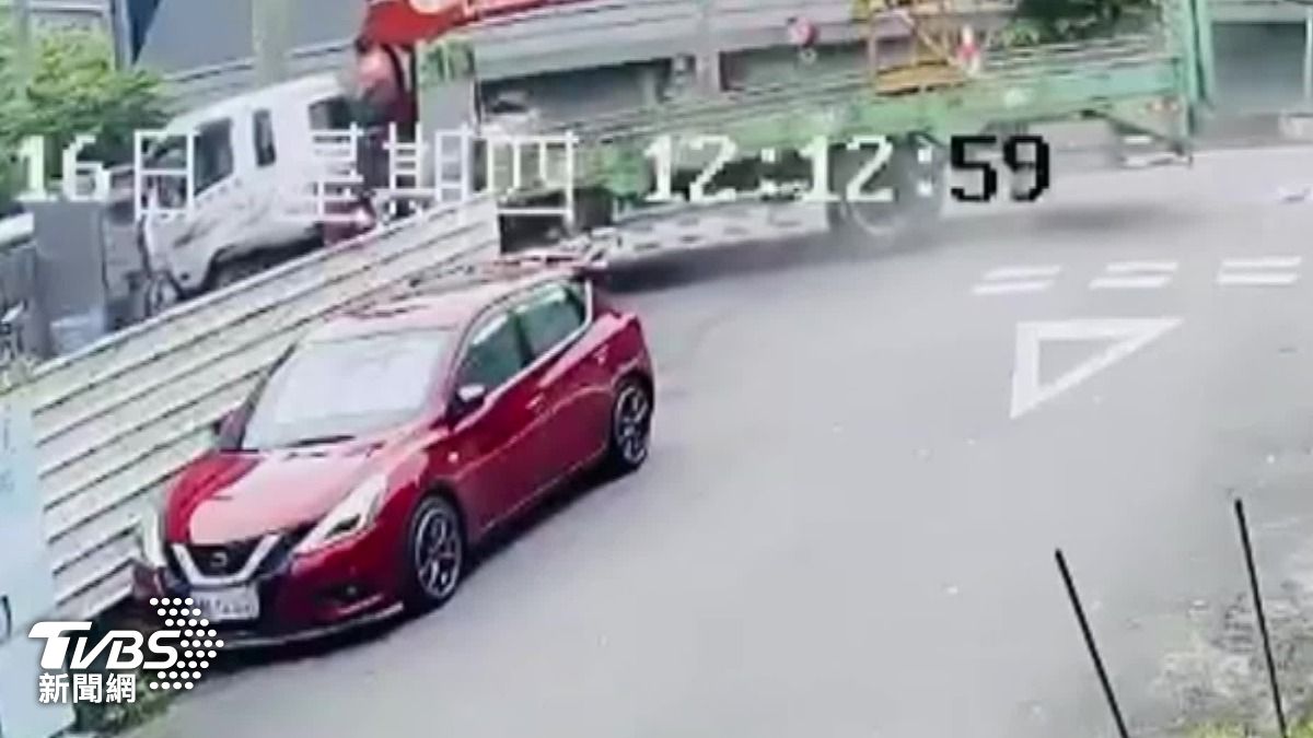 吊車撞上路邊的轎車,接著撞到民宅才停下來。(圖/TVBS)
