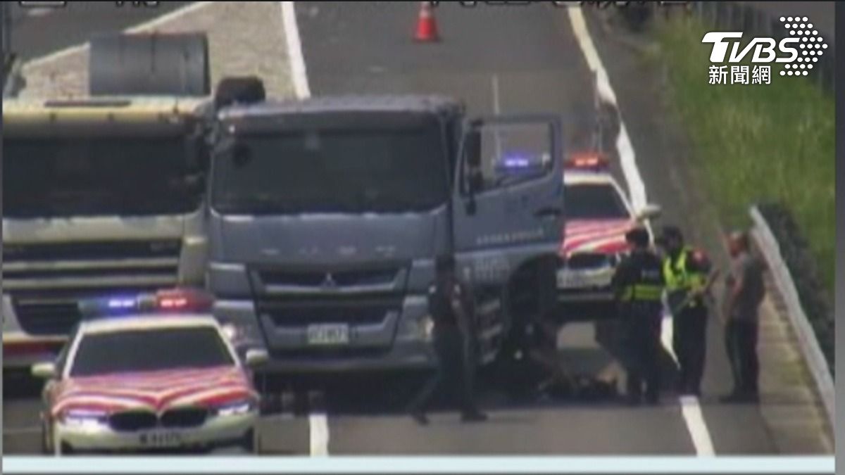 中山高的高雄岡山地磅站,有兩名駕駛過磅險發生擦撞,下車理論變肢體衝突。(圖/TVBS)