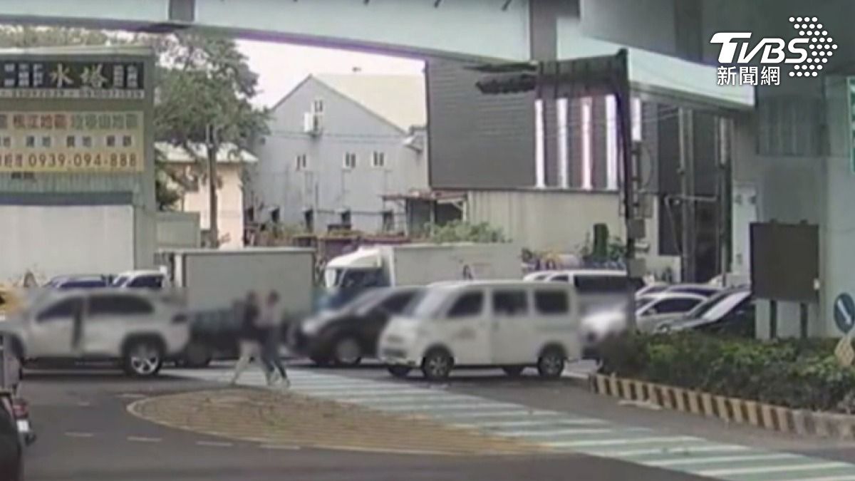 新北泰山區兩車駕駛當街打架,後車駕駛先下車找人理論,最後反遭對方塞回車內。(圖/TVBS)