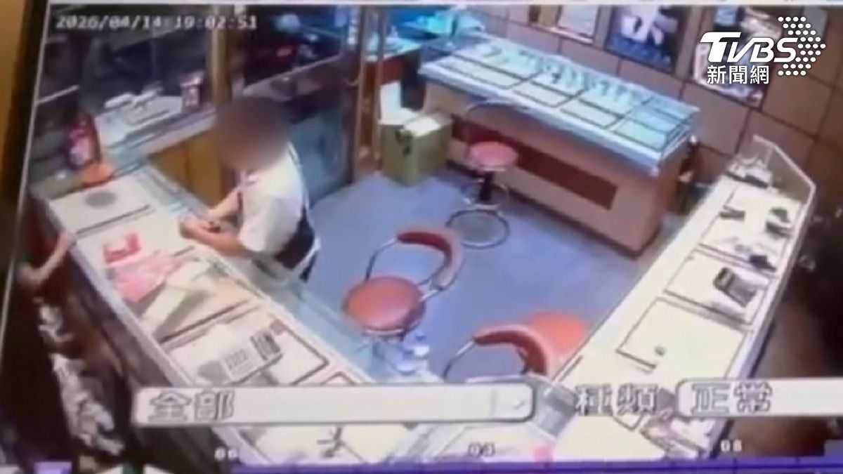 48歲賴姓男子在台南永康的銀樓，待近兩小時，搶走百萬金飾，僅花10秒逃逸。（圖／TVBS）