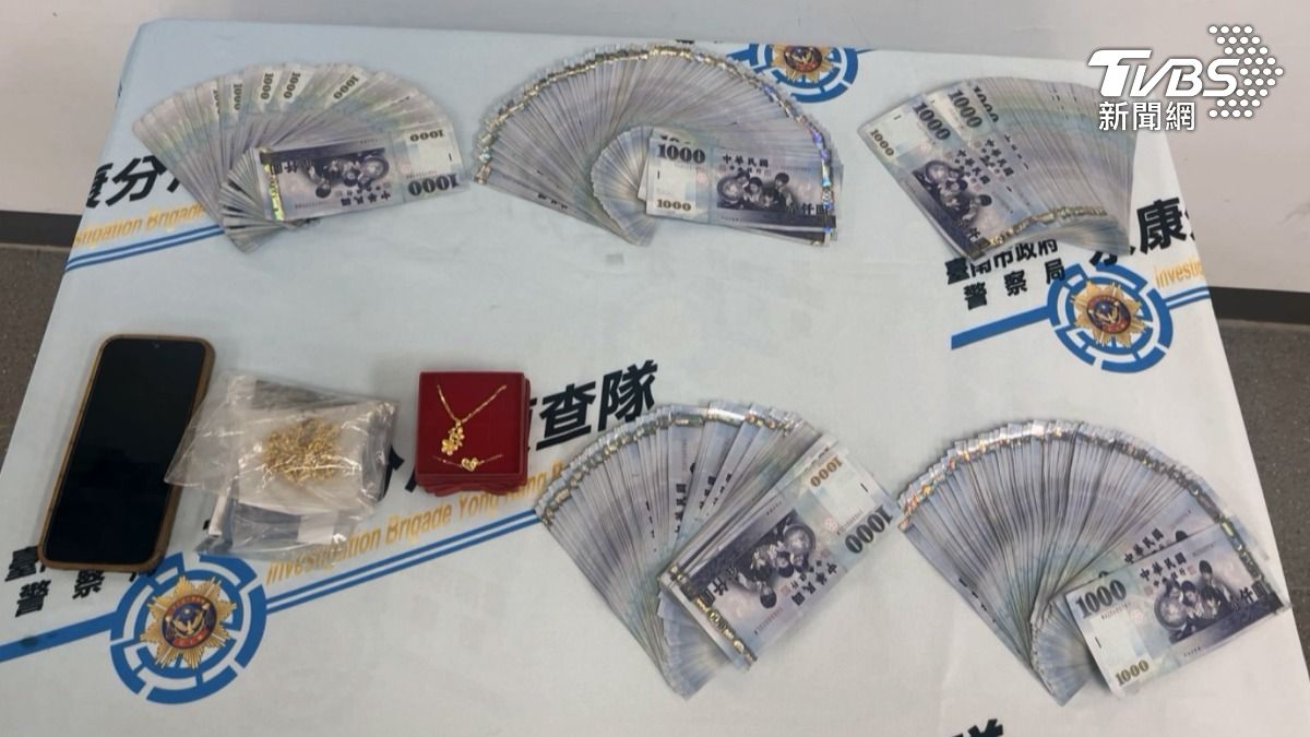 4條約7兩重的百萬金項鍊，尋獲時僅剩3條以及40幾萬現金，警將續追贓物及共犯。（圖／TVBS）