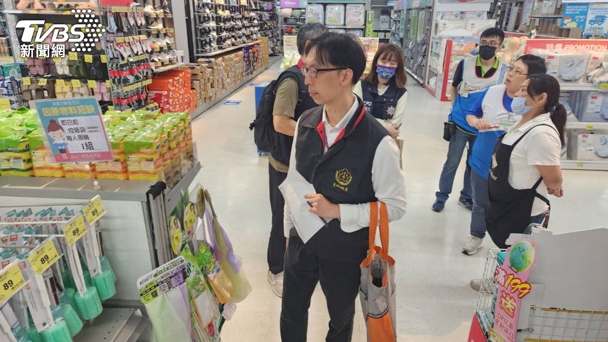 北檢帶隊突襲萬華家樂福查塑膠袋囤積 嚴防物價哄抬