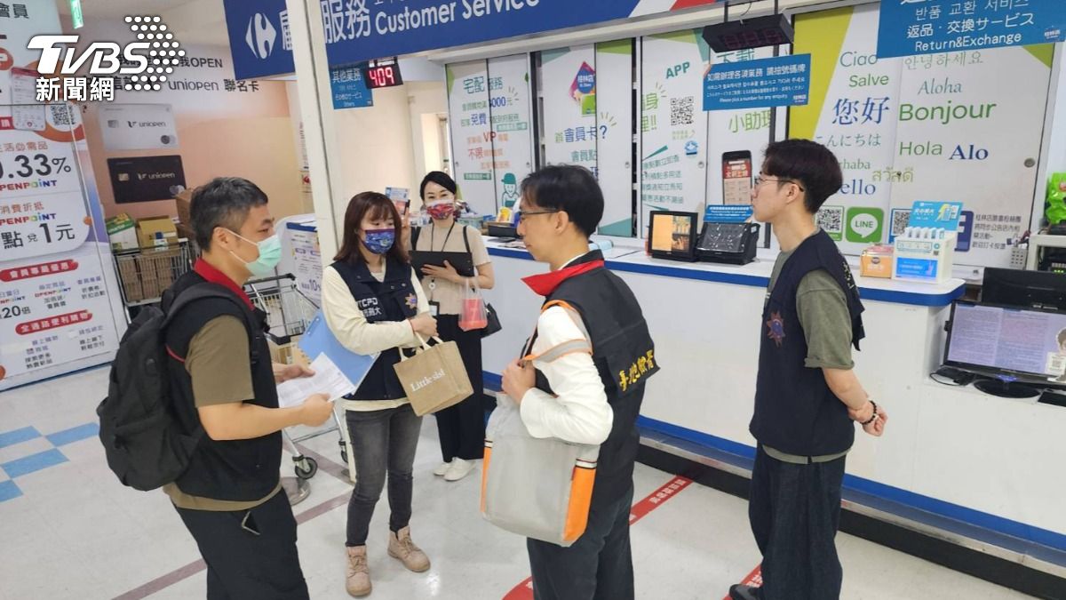 聯合稽查小組與家樂福桂林店工作人員確認現場供貨。(圖/TVBS)