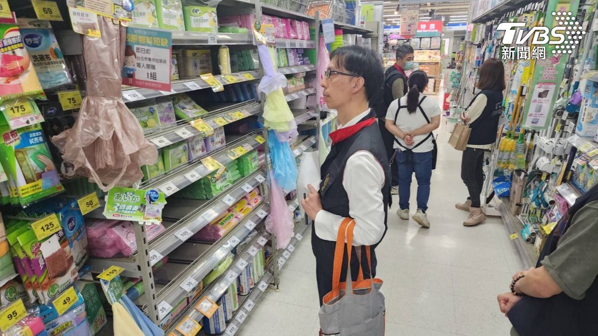 聯合稽查小組與家樂福桂林店工作人員確認現場供貨。(圖/TVBS)