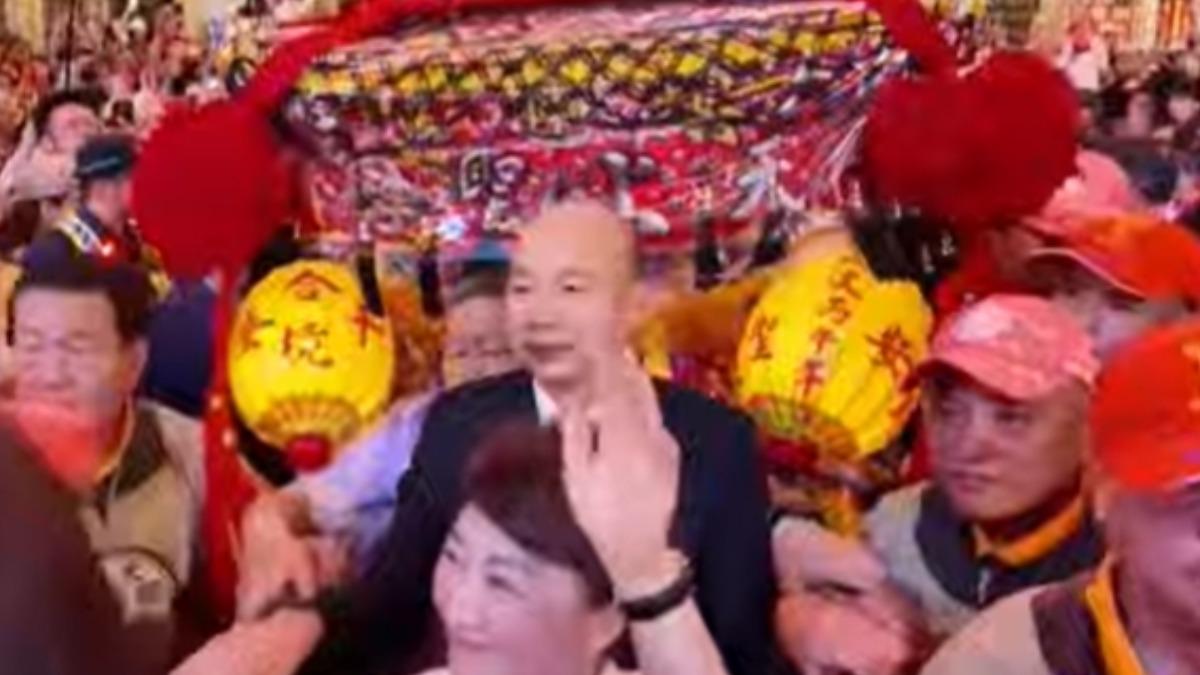 政要雲集共扶鑾轎。(圖/大甲鎮瀾宮直播)