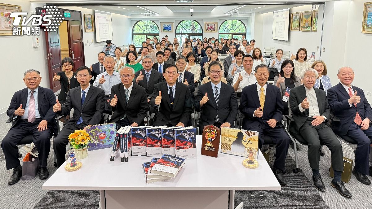 《臺灣法學方法論壇精粹》新書發表。(圖/TVBS)