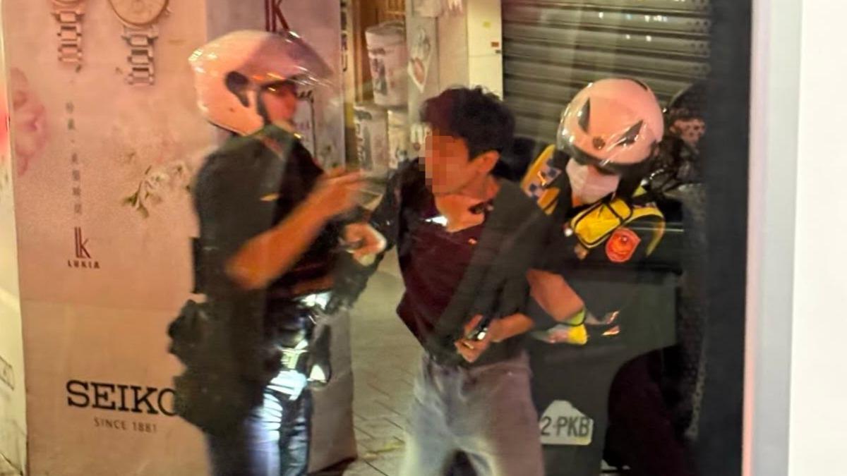李男情緒激動並反抗掙扎,員警果斷採取行動將其制伏。(圖/i.ku_ma.sa提供)