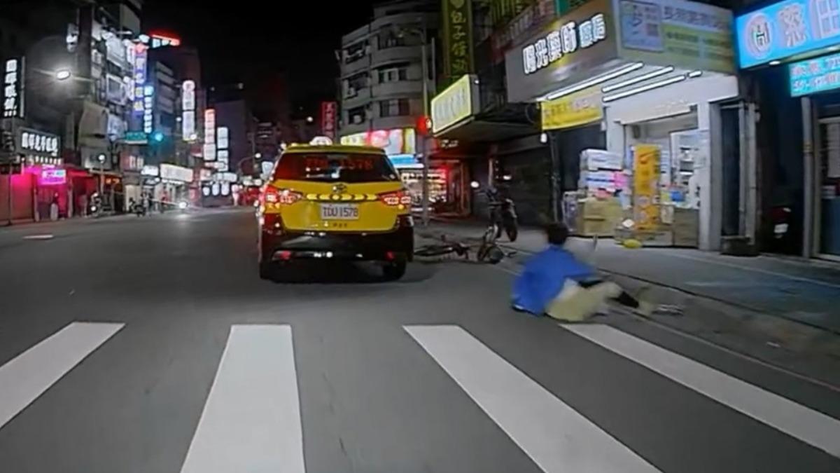 小黃撞飛單車婦肇逃！騎士按喇叭攔阻無效怒發文：「駕駛太扯」