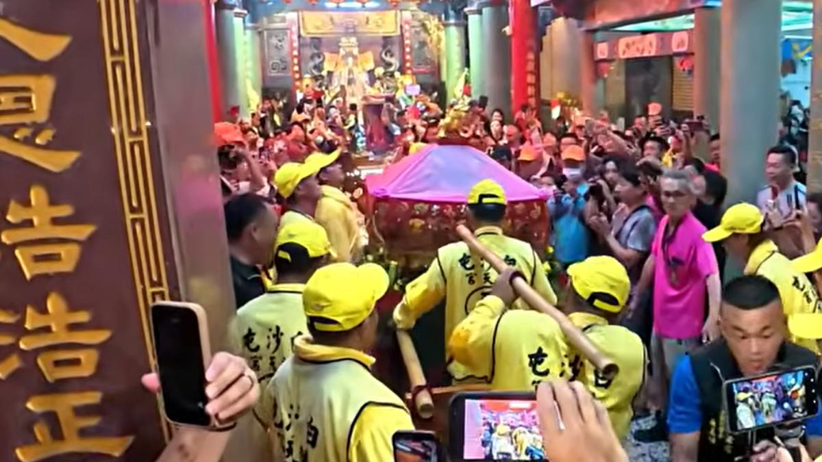 和溪湖媽形成四媽會。(圖/翻攝白沙屯媽祖網路電視台YT)