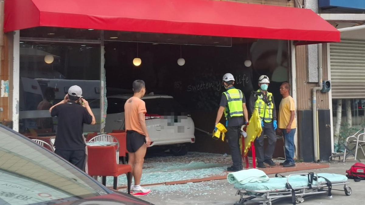 快訊/苗栗女駕車暴衝!撞破85度C店面 男客人吃早餐慘死