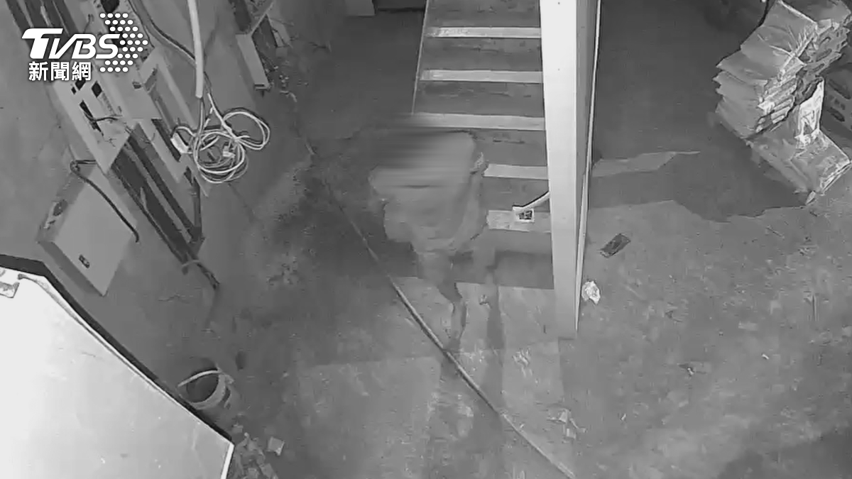 高雄岡山一名失聯移工，半夜潛入工地打算行竊，怕發出聲音還刻意「打赤腳」，不過早被監控系統早就發現他了（圖／翻攝Threads＠daneijianzhukongjiansheji）