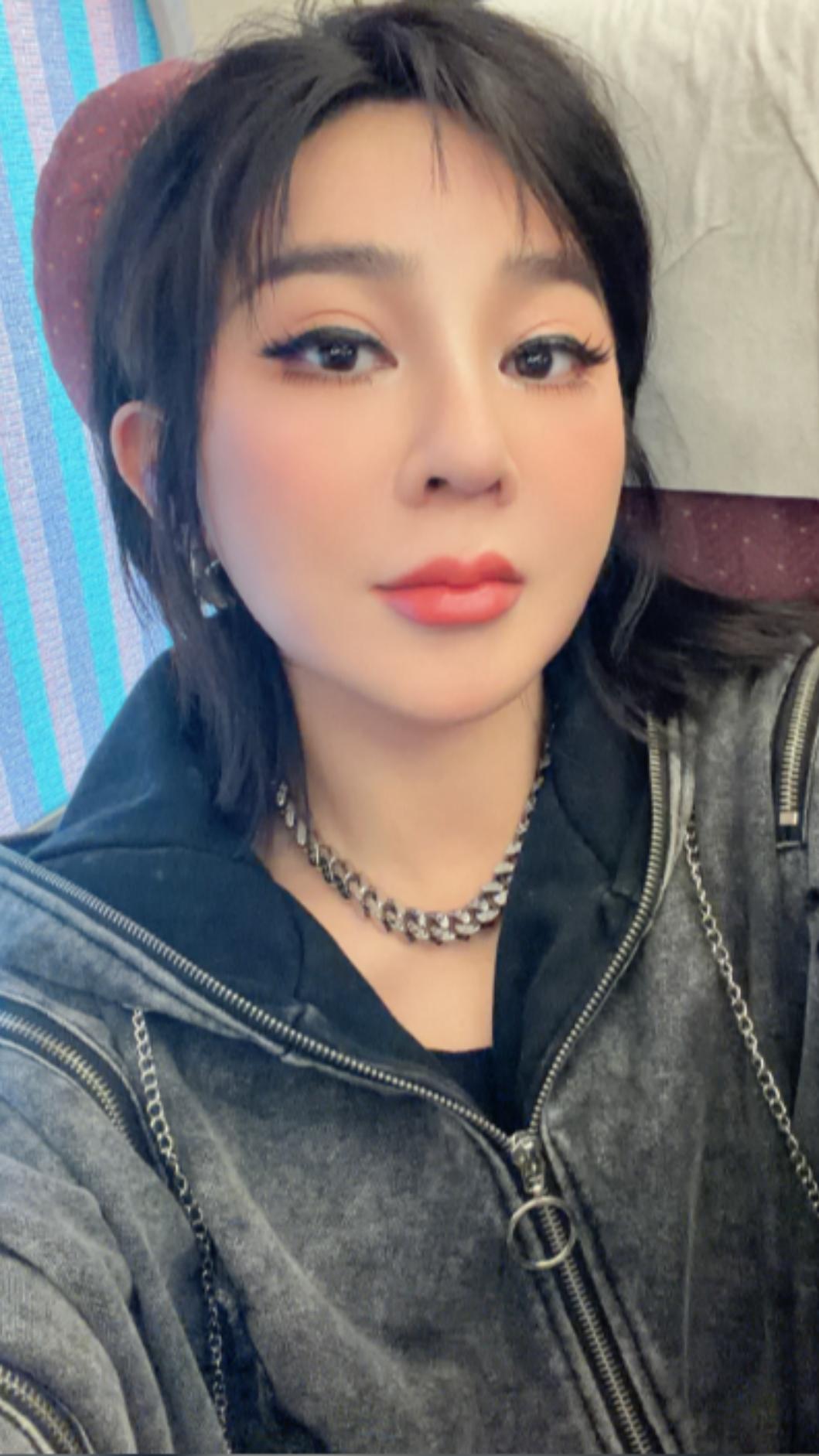 王彩樺近期的照片修圖痕跡明顯。(圖/翻攝自王彩樺IG)