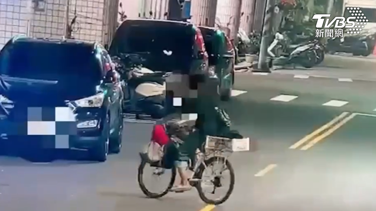 一名騎單車男子出沒在前鎮草衙一帶到處轉，不是在運動而是在偷東西，偷的是掛在家門前的羊奶盒（圖／TVBS）