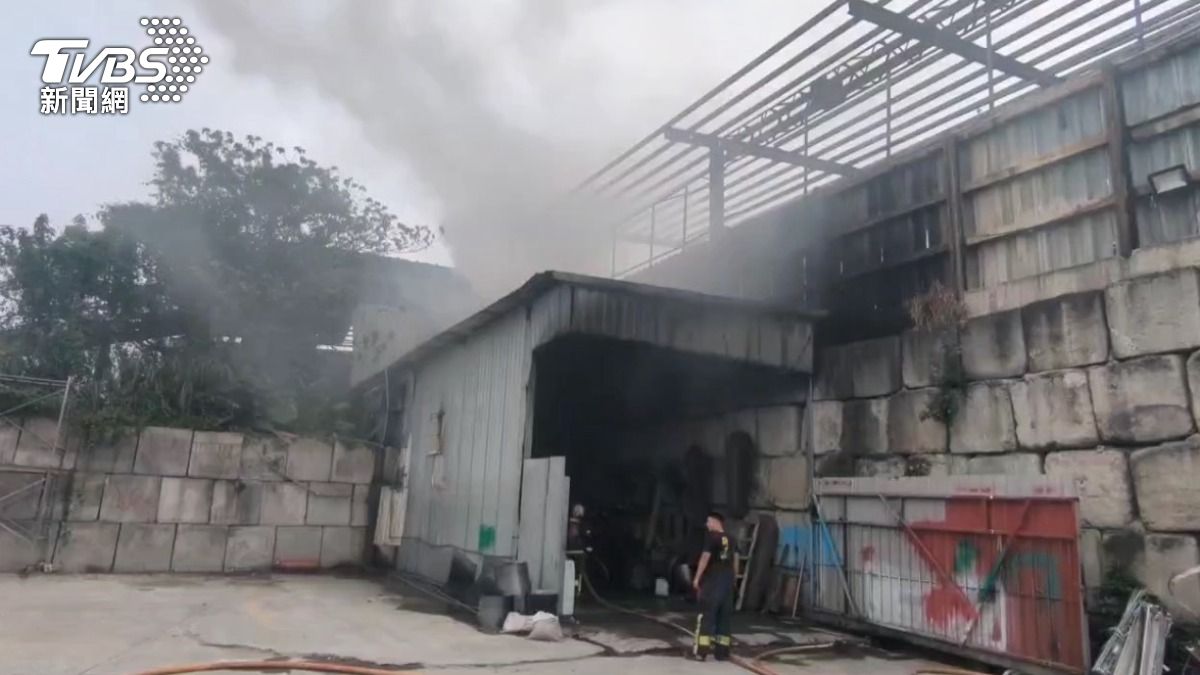 起火點為鐵皮停車場。(圖/TVBS)
