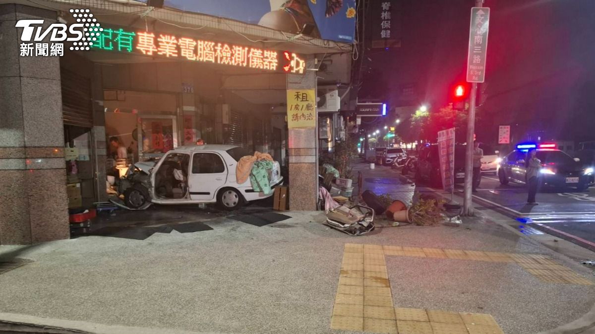 車門噴飛!台中2車路口猛撞 失控衝騎樓掃倒4機車