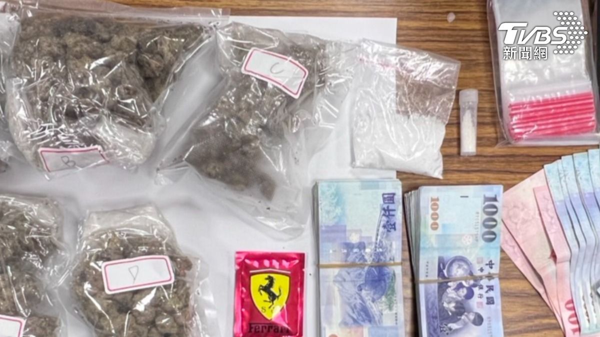 警方在車內搜出大量毒品,包括愷他命、安非他命、大麻及分裝用夾鏈袋等證物。(圖/TVBS)