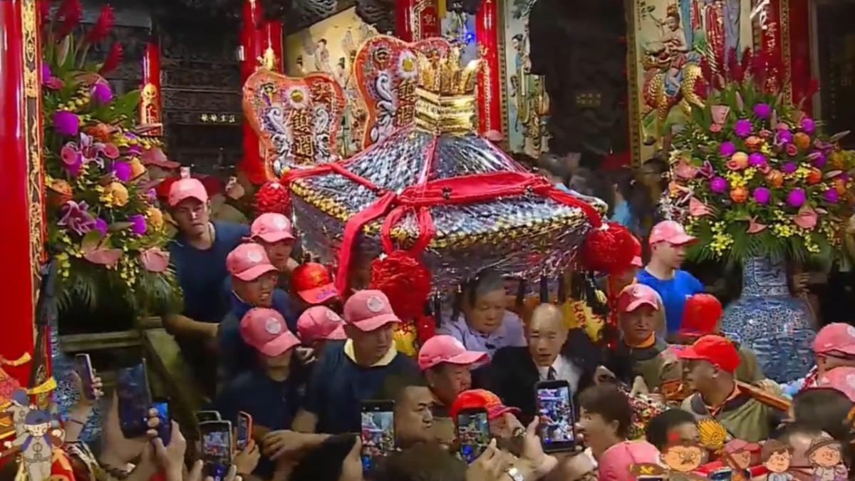 顏清標在韓國瑜後方。(圖/大甲鎮瀾宮)