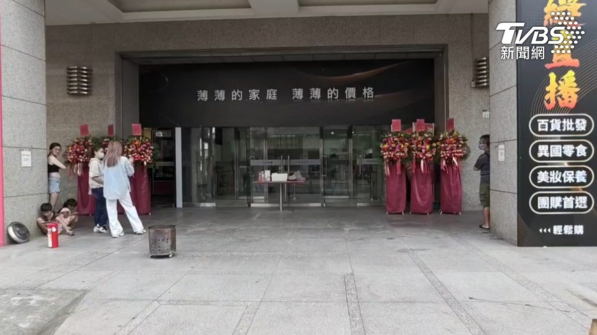 高雄大統百貨和平店18日一早擠滿人潮,雲林直播主南下進駐,試營運首日掀起搶購潮,主打多項超低價商品(圖/TVBS)