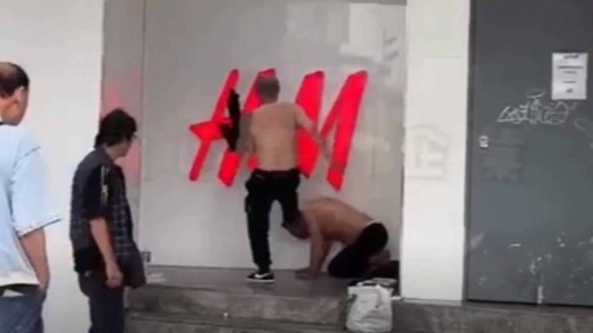 男子朝跪在地上的人頭部猛踹一腳。（圖／翻攝自黑色豪門企業）