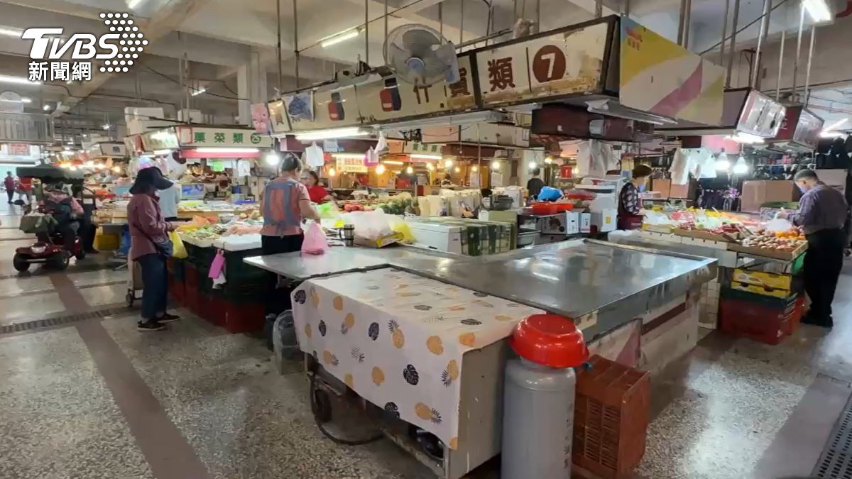 高雄春捲攤集體中毒案，消保官接到51件申訴案，短短兩個禮拜，密集安排40場協調會，協調現場是人山人海（圖／TVBS）