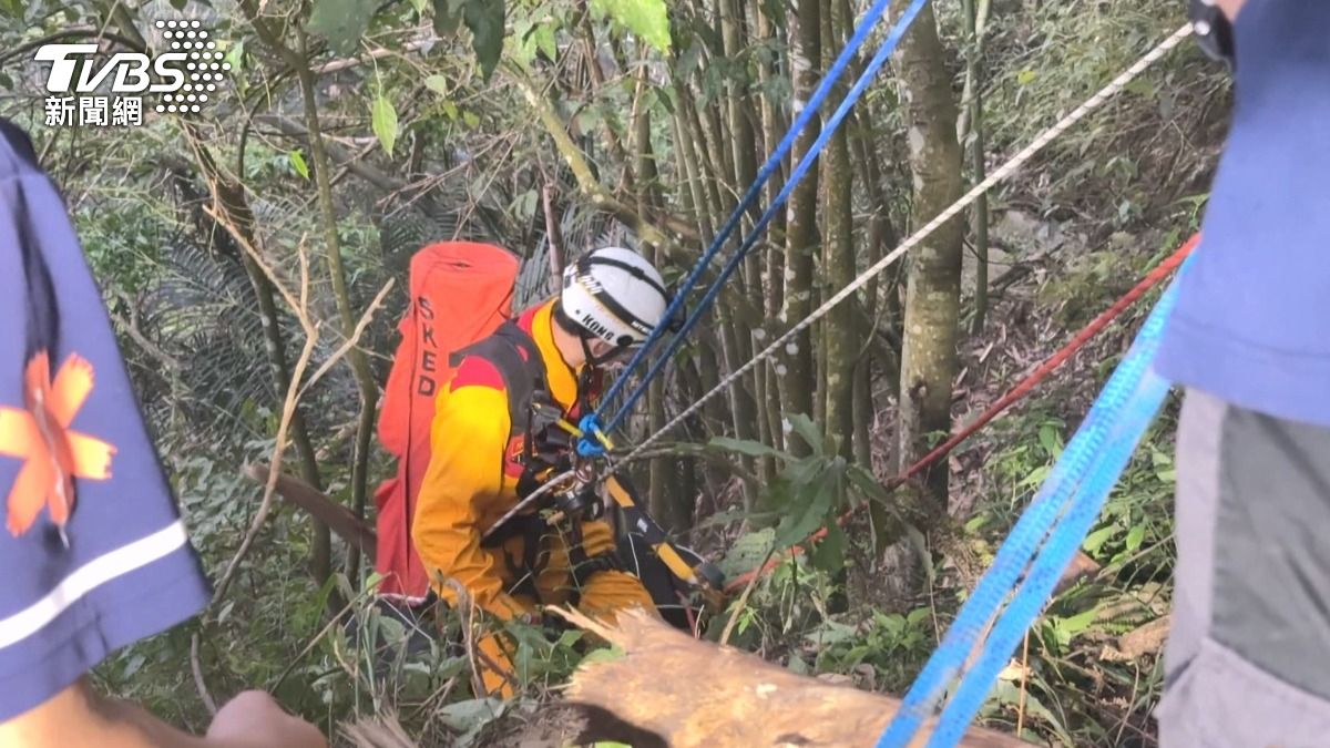 砂石車墜百米山谷　救難人員垂掛搜救